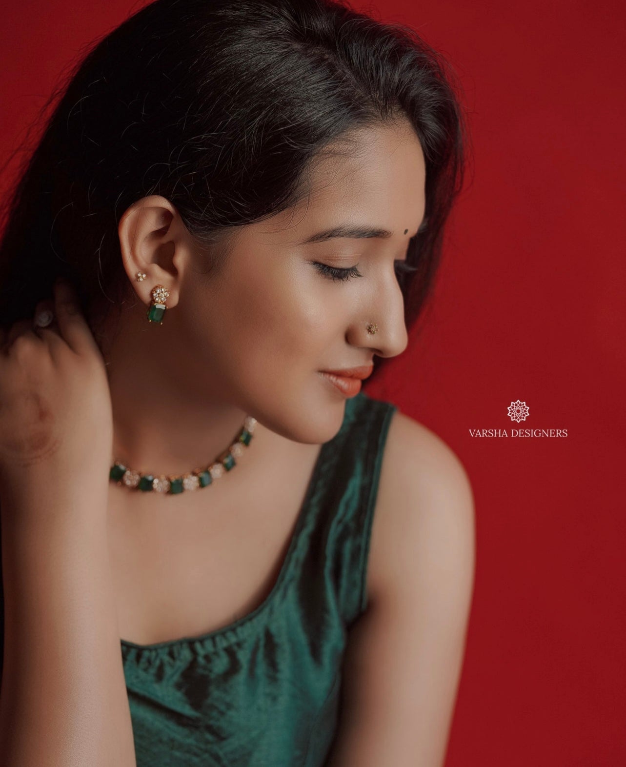 Classic Emerald and White Stone Necklace Set