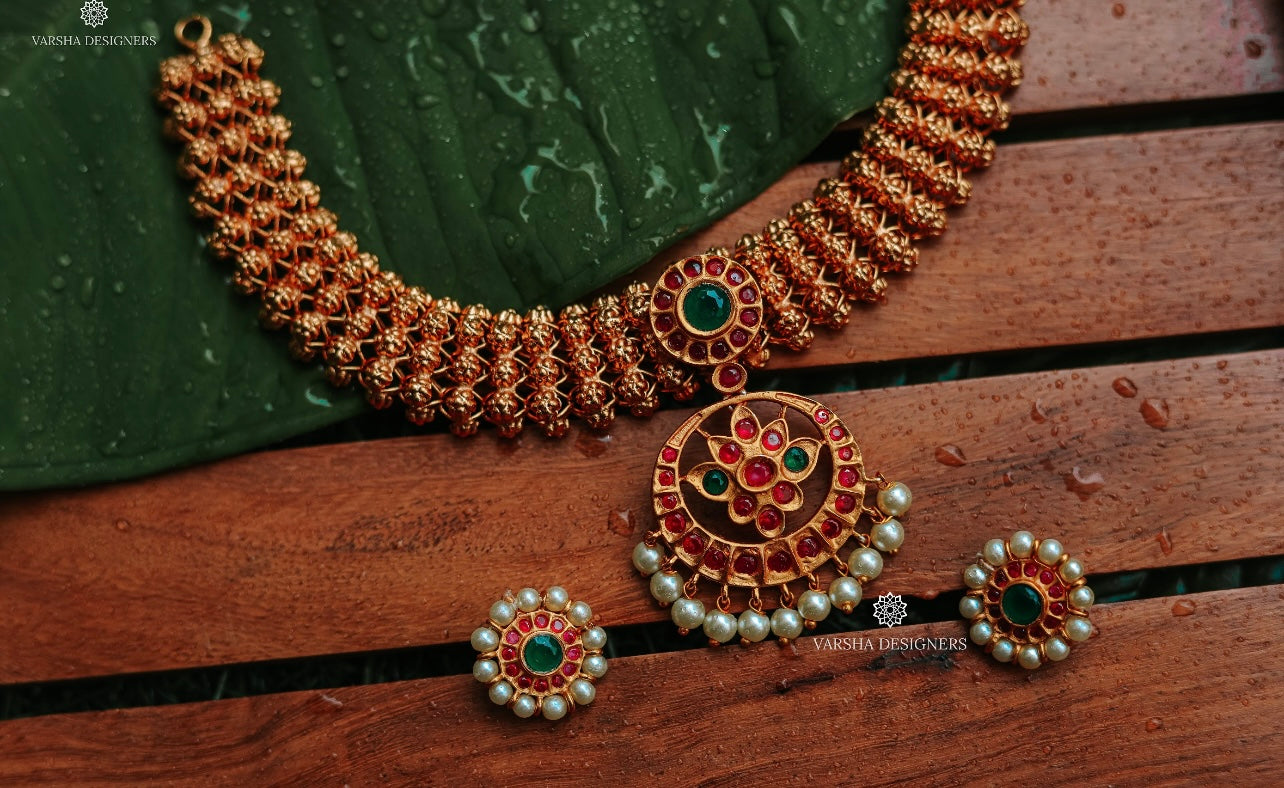 Floral Rivet Kemp Pendant Choker