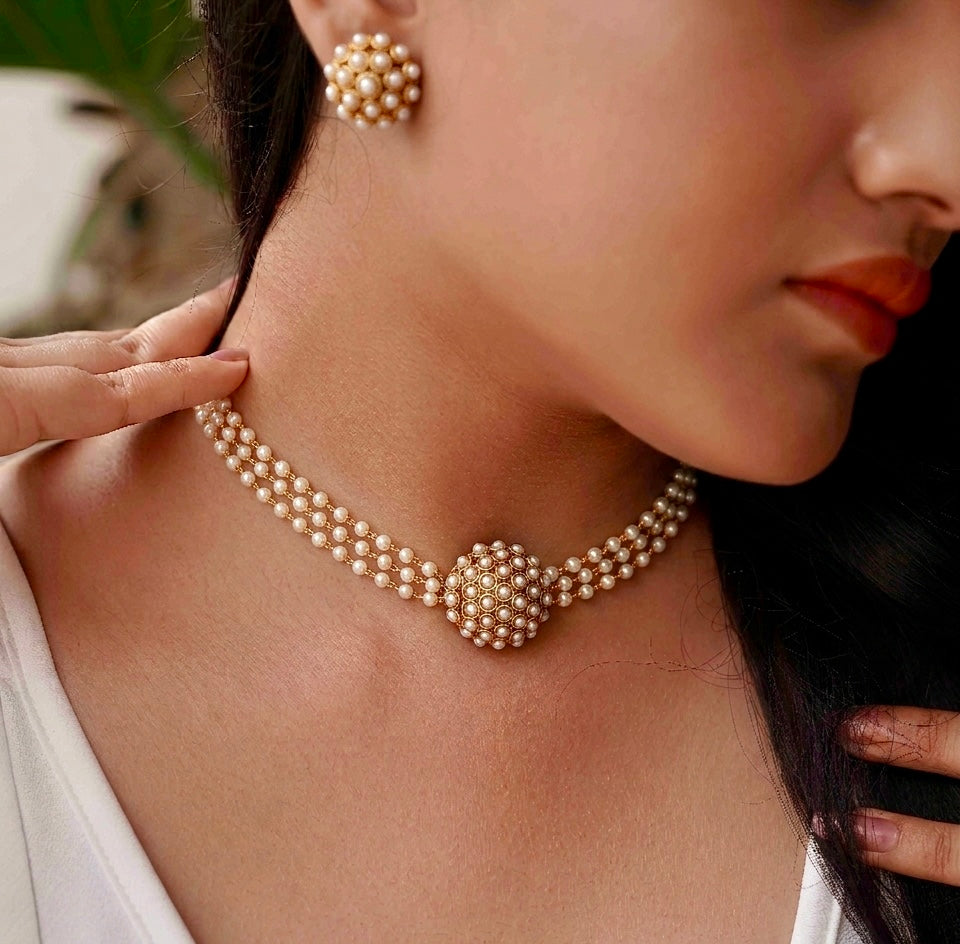 Stunning Pearl Choker