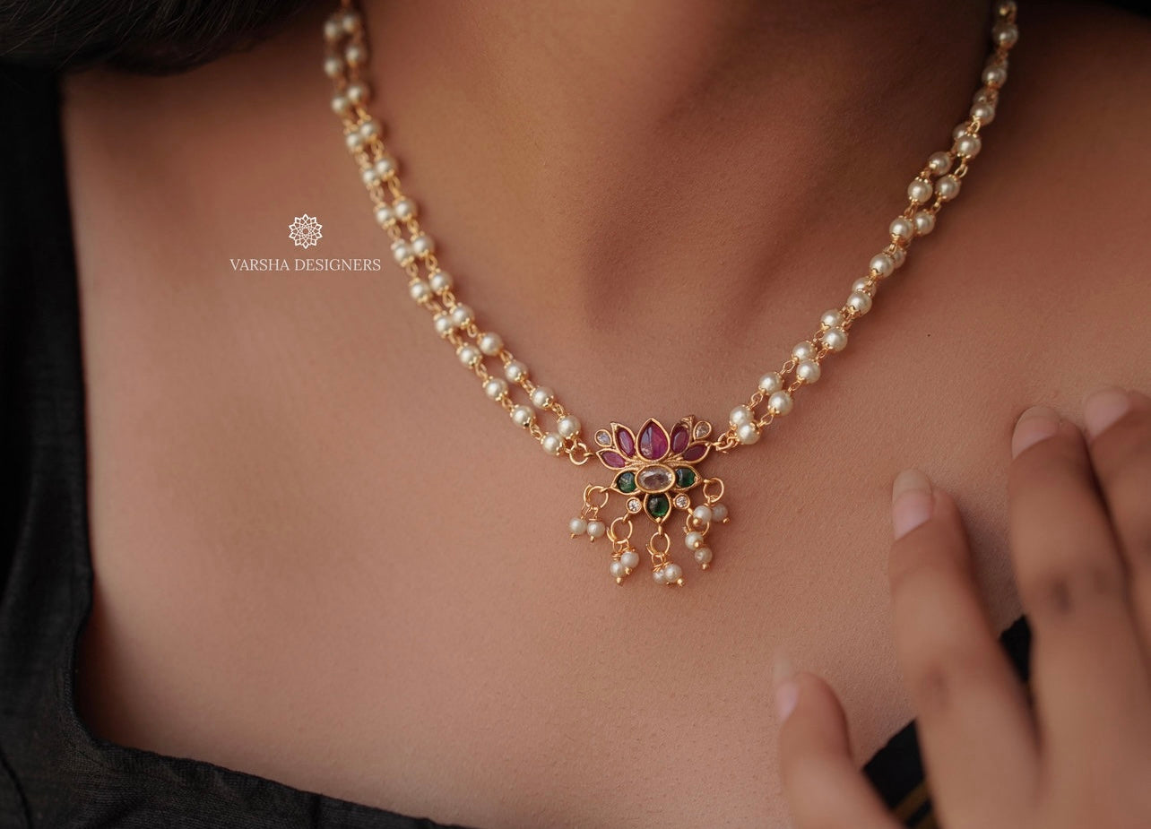 Pretty Lotus Pendant Pearl Choker Set