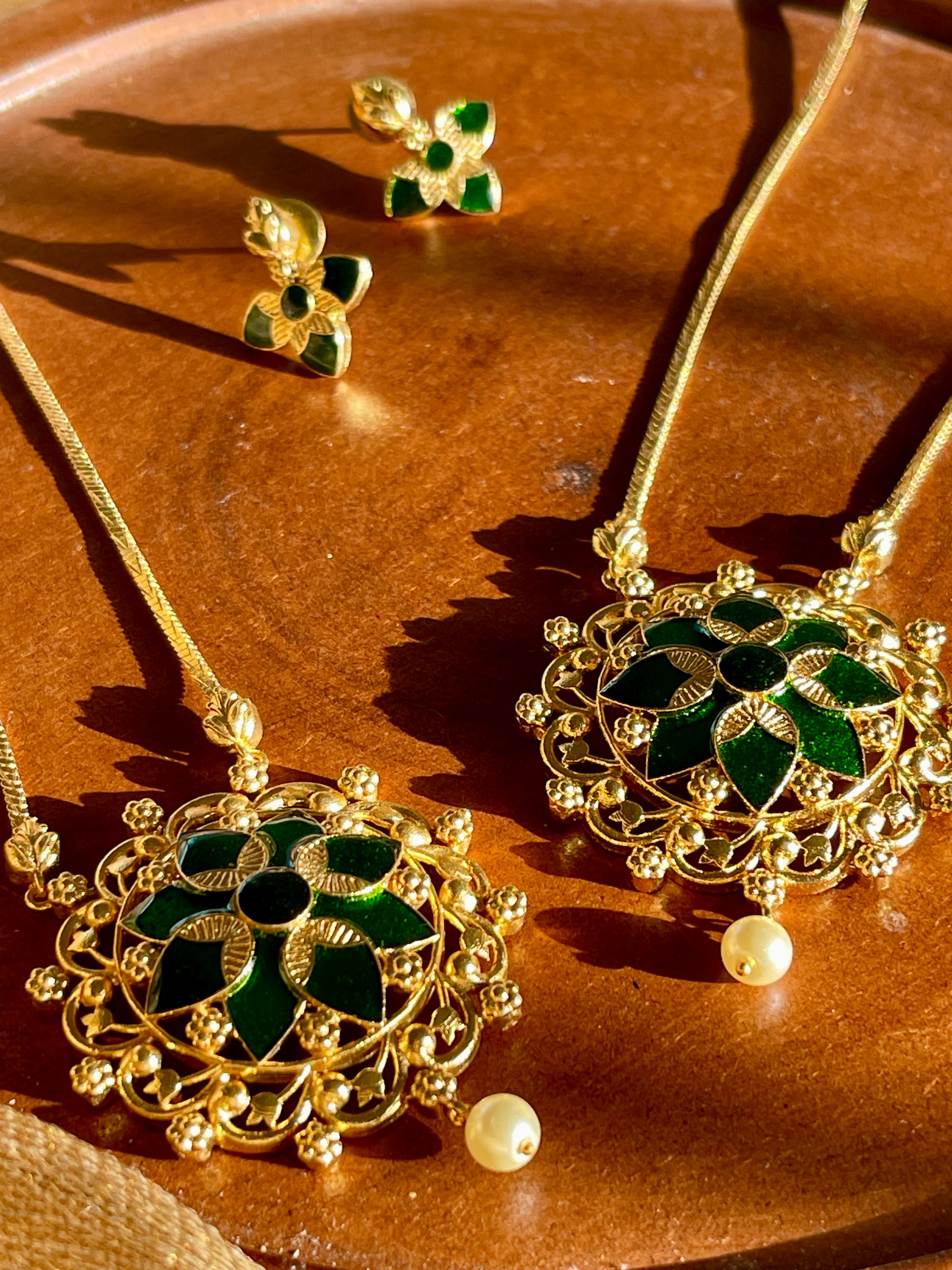 Floral Emerald Pendant Chain