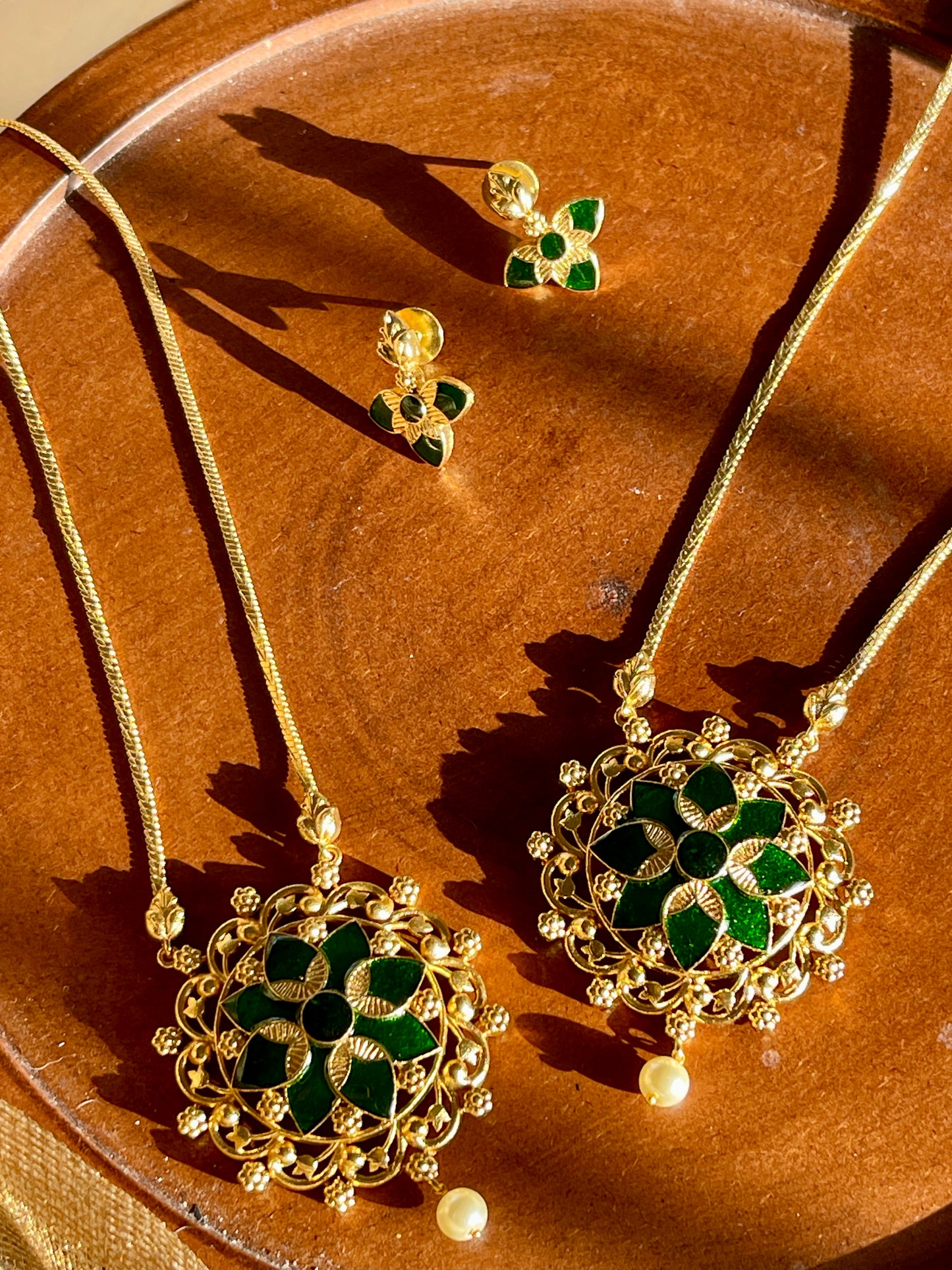 Floral Emerald Pendant Chain