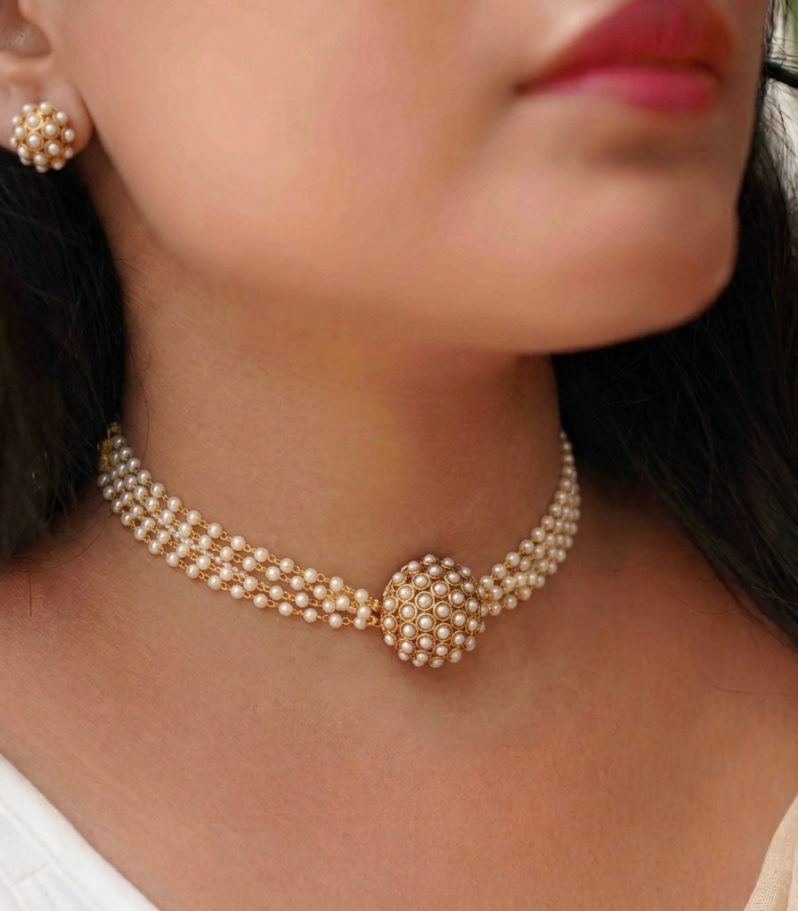 Stunning Pearl Choker