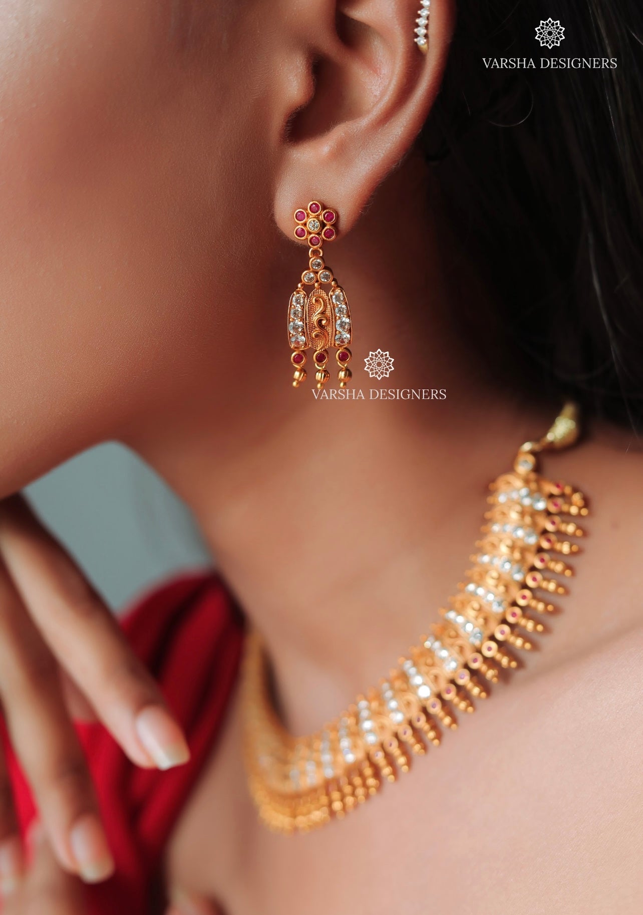 Matte Finish White Stone Rivet Necklace Set
