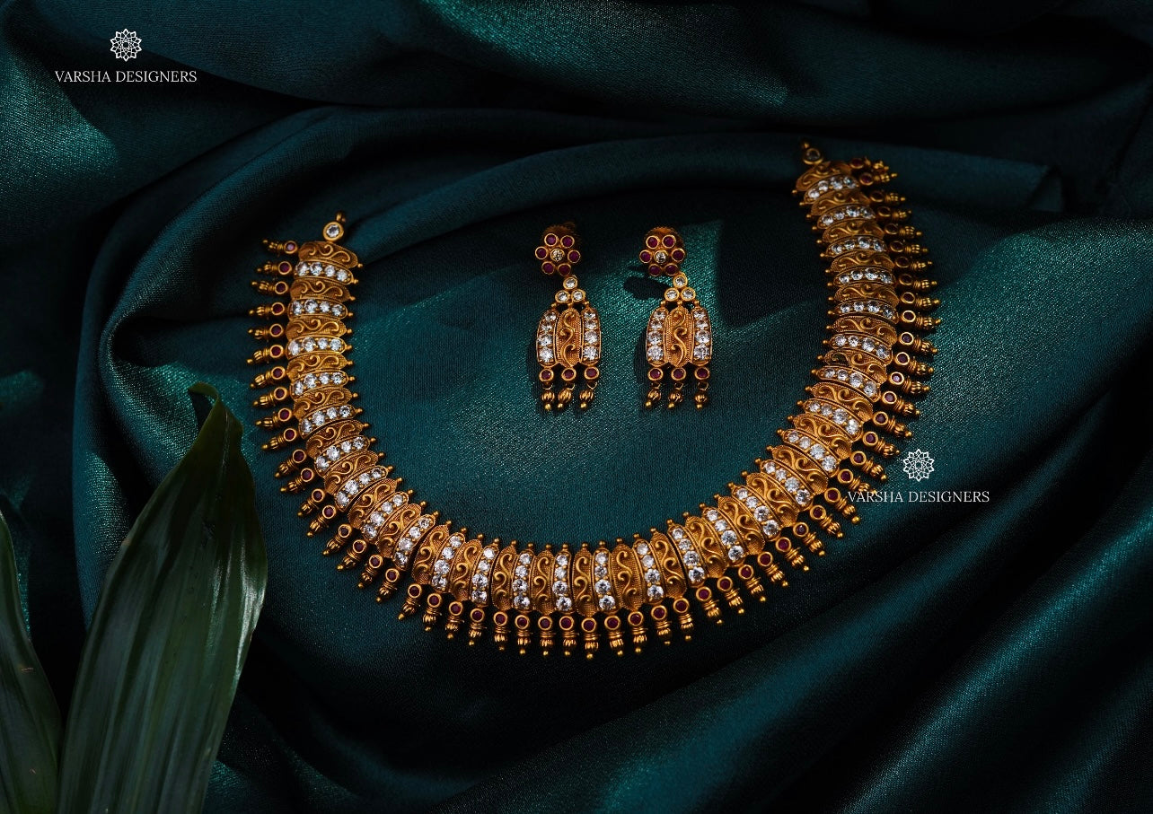 Matte Finish White Stone Rivet Necklace Set