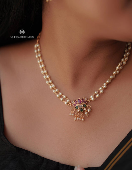 Pretty Lotus Pendant Pearl Choker Set