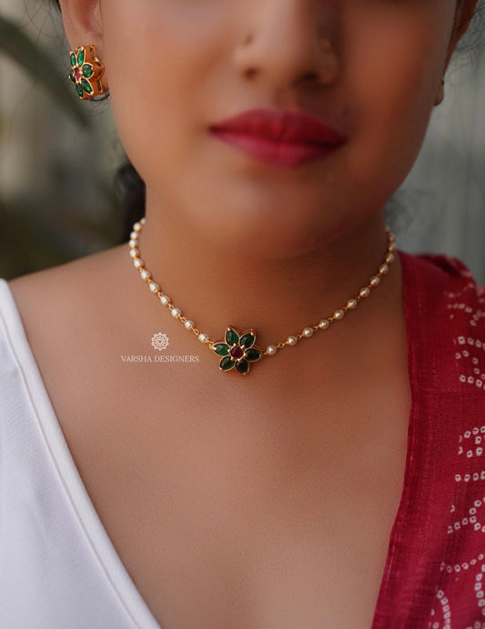 Single Line Kemp Pendant Pearl Choker